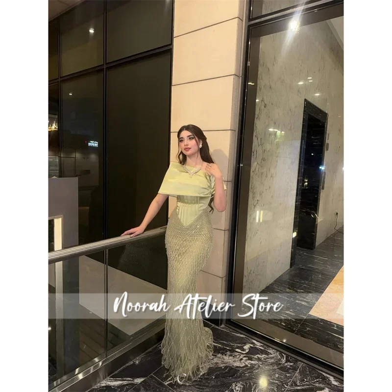 Sukienka na studniówkę w kolorze jasnej zieleni, syreni krój, długość do podłogi, z odkrytymi ramionami, eleganckie suknie wieczorowe 2025