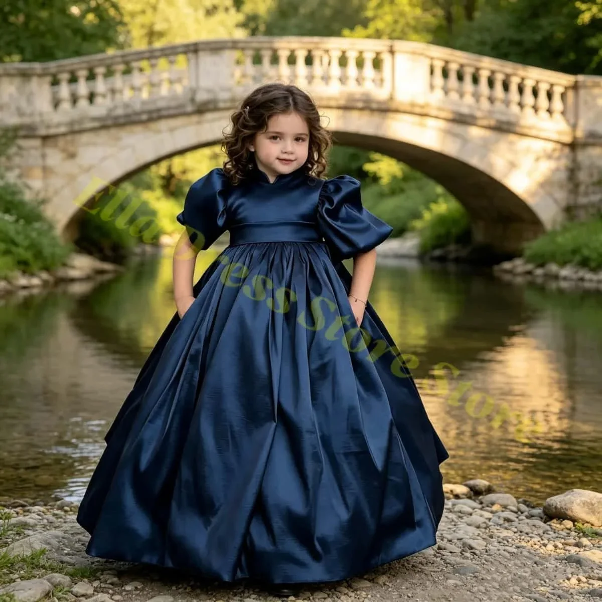 Elegantes Blumenmädchenkleid für Hochzeiten aus Satin für Mädchen, Erstkommunionkleid mit Schleife, Ballkleid in Maßanfertigung – Detail 3