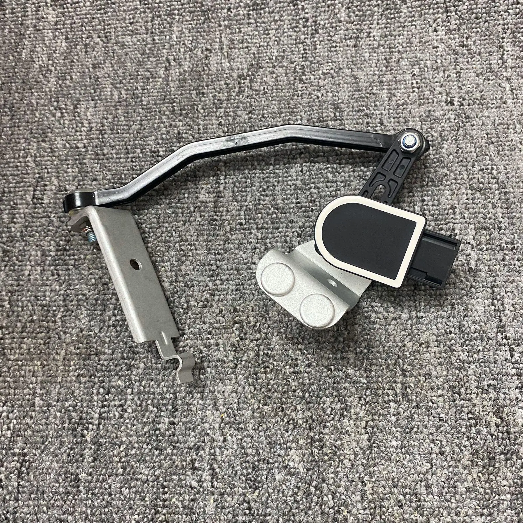 Applicable To The Old S60V60XC60S80L Headlight Automatic Adjustment Level Sensor Height Sensing