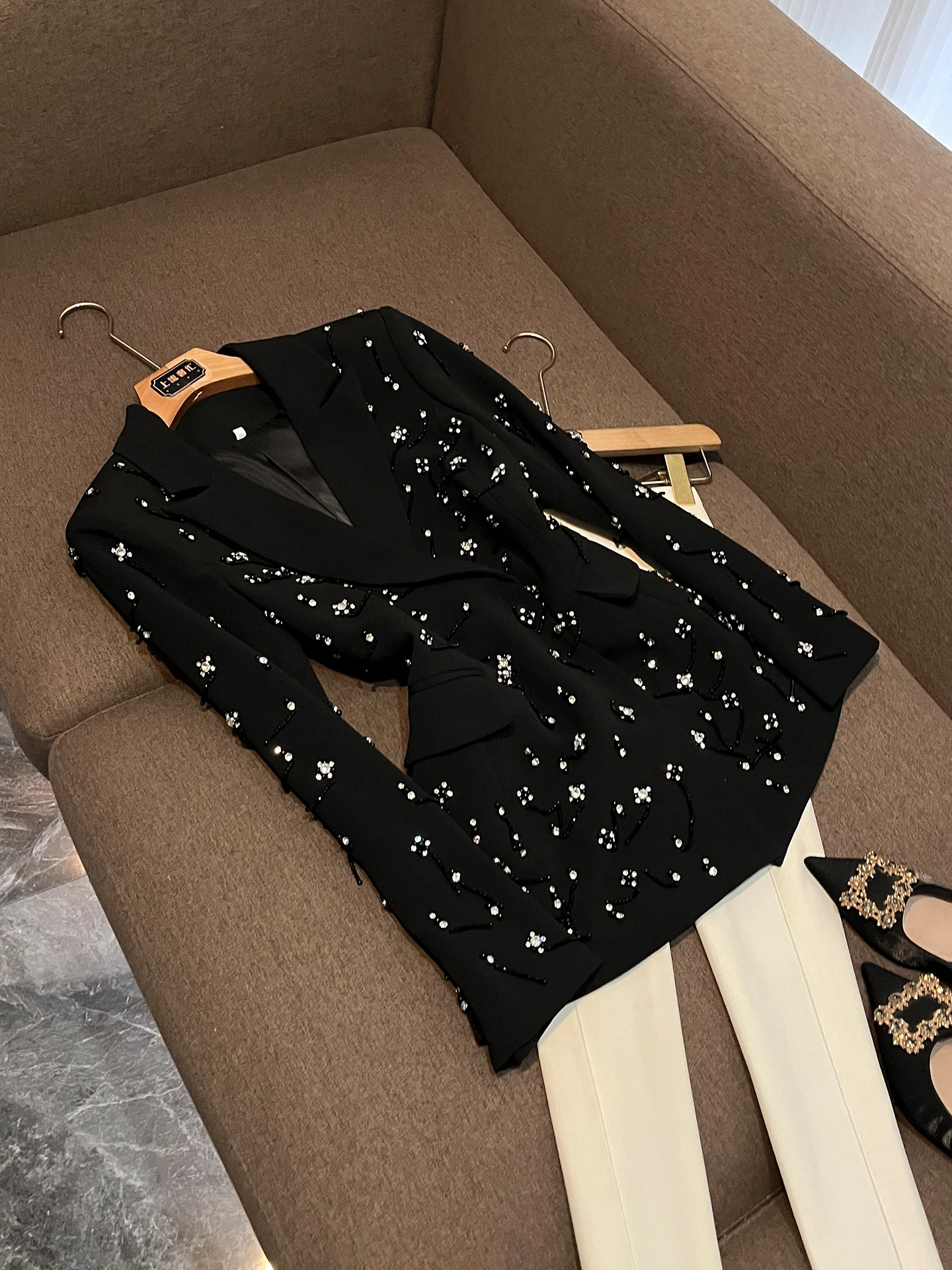 

Элегантный черный костюм для женщин с богатой отделкой, приталенный, модный, с жемчужным декором, деловой повседневный верхний слой AP330