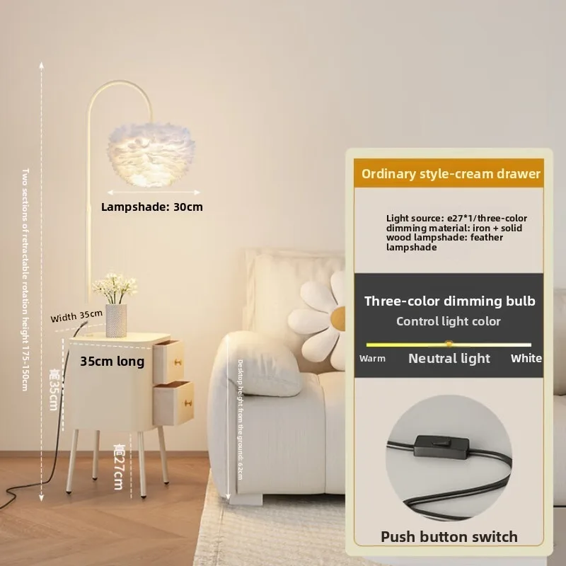 Cremefarbene Wind-Stehlampe mit integriertem Regal, Wohnzimmersofa neben dekorativen Kunstatmosphäre