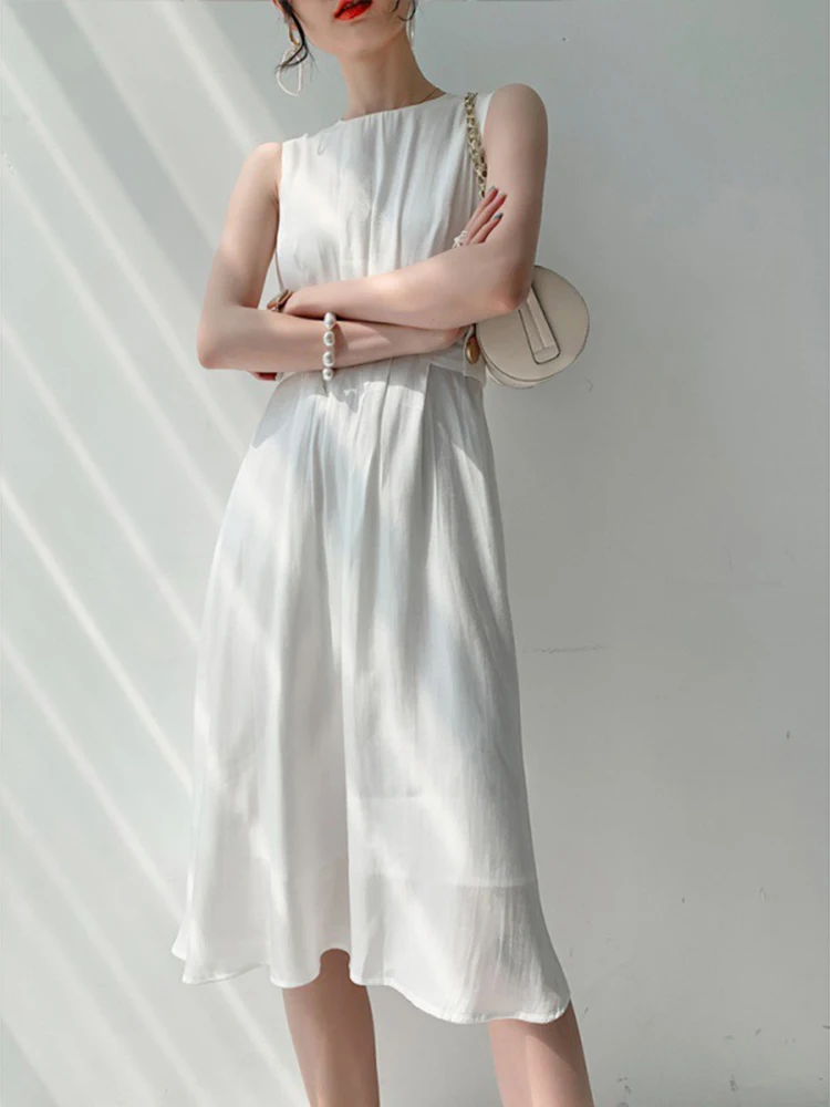 [LANMREM] High Waist Pleated Elegant Dresses Women's White O-neck Sleeveless Satin Female Dress 2024 Spring New 26D1273