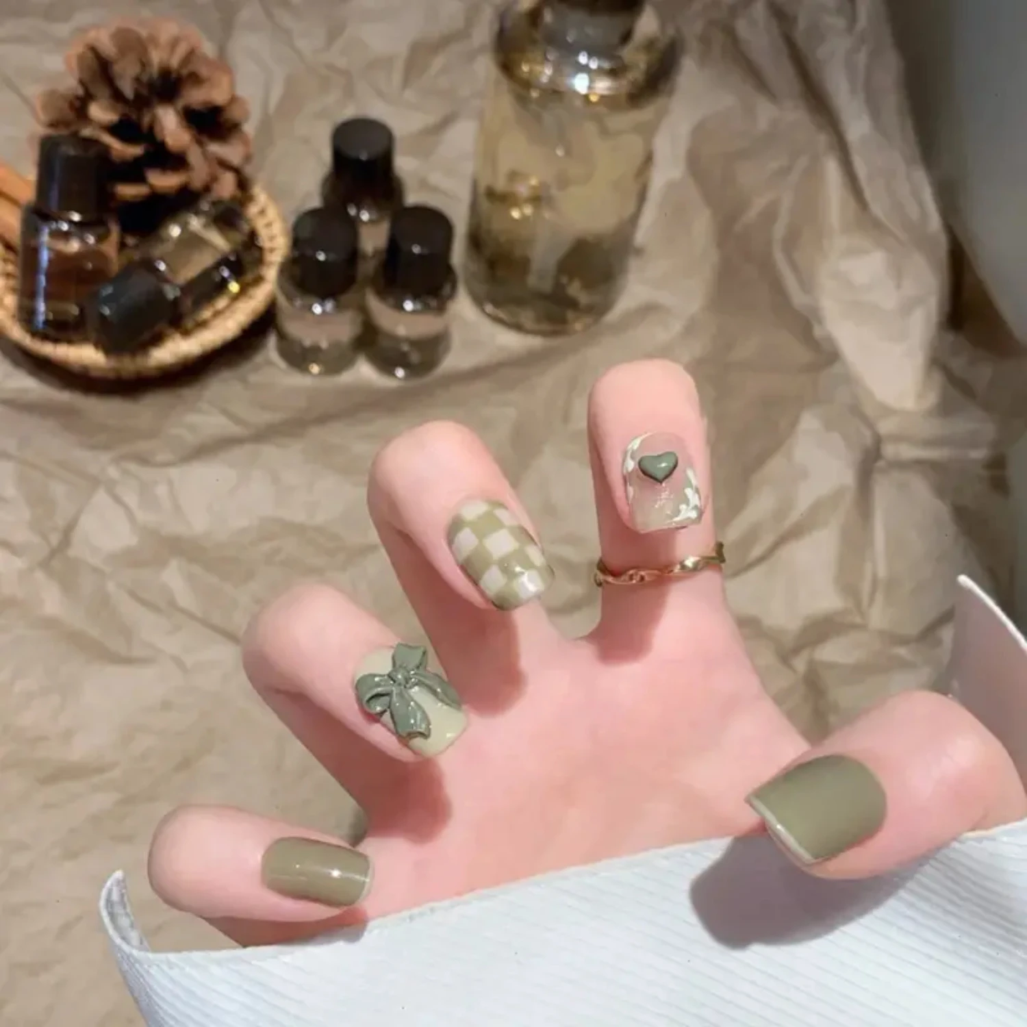 Atemberaubendes 24-teiliges kurzes Schmetterlings-Nagelflicken-Set, Schachbrett-Nägel-Set mit zuverlässigem Geleekleber, einschließlich 1-teiliger Polierstreifen