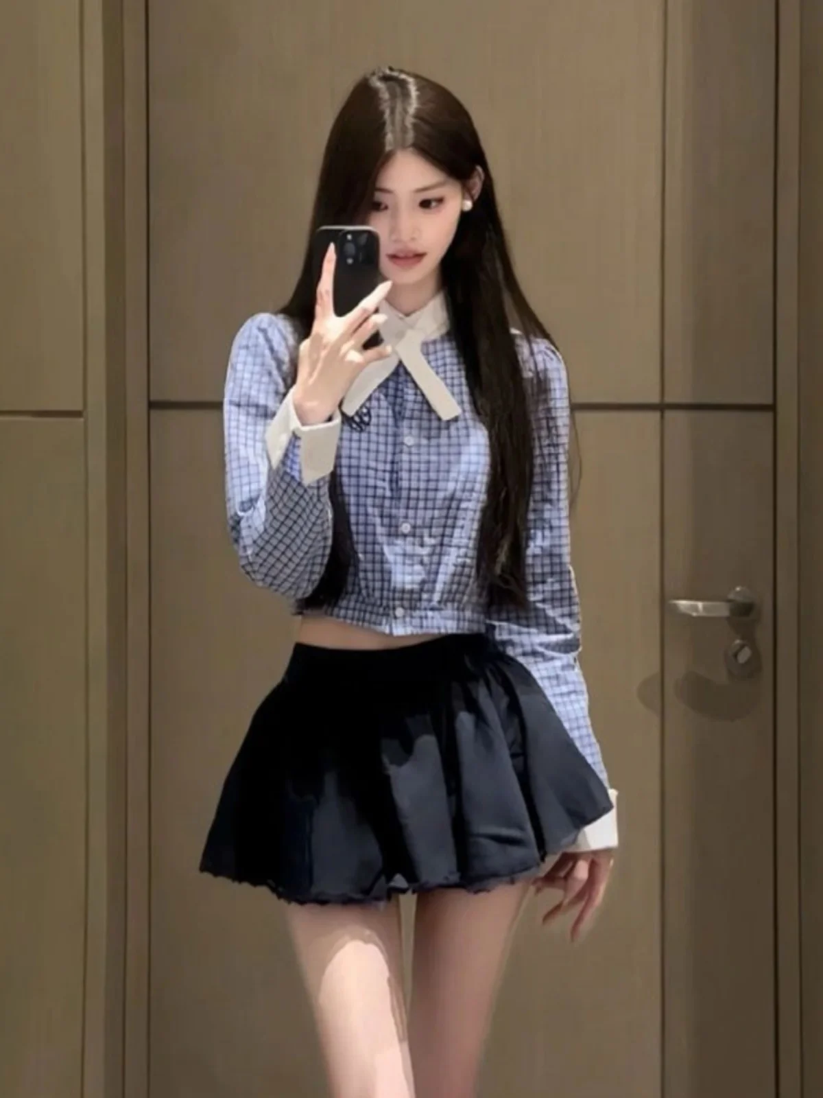 

Синий клетчатый комплект из рубашки и юбки для женщин: весенняя верхняя одежда с длинными рукавами и юбкой средней длины, стильный дизайн.