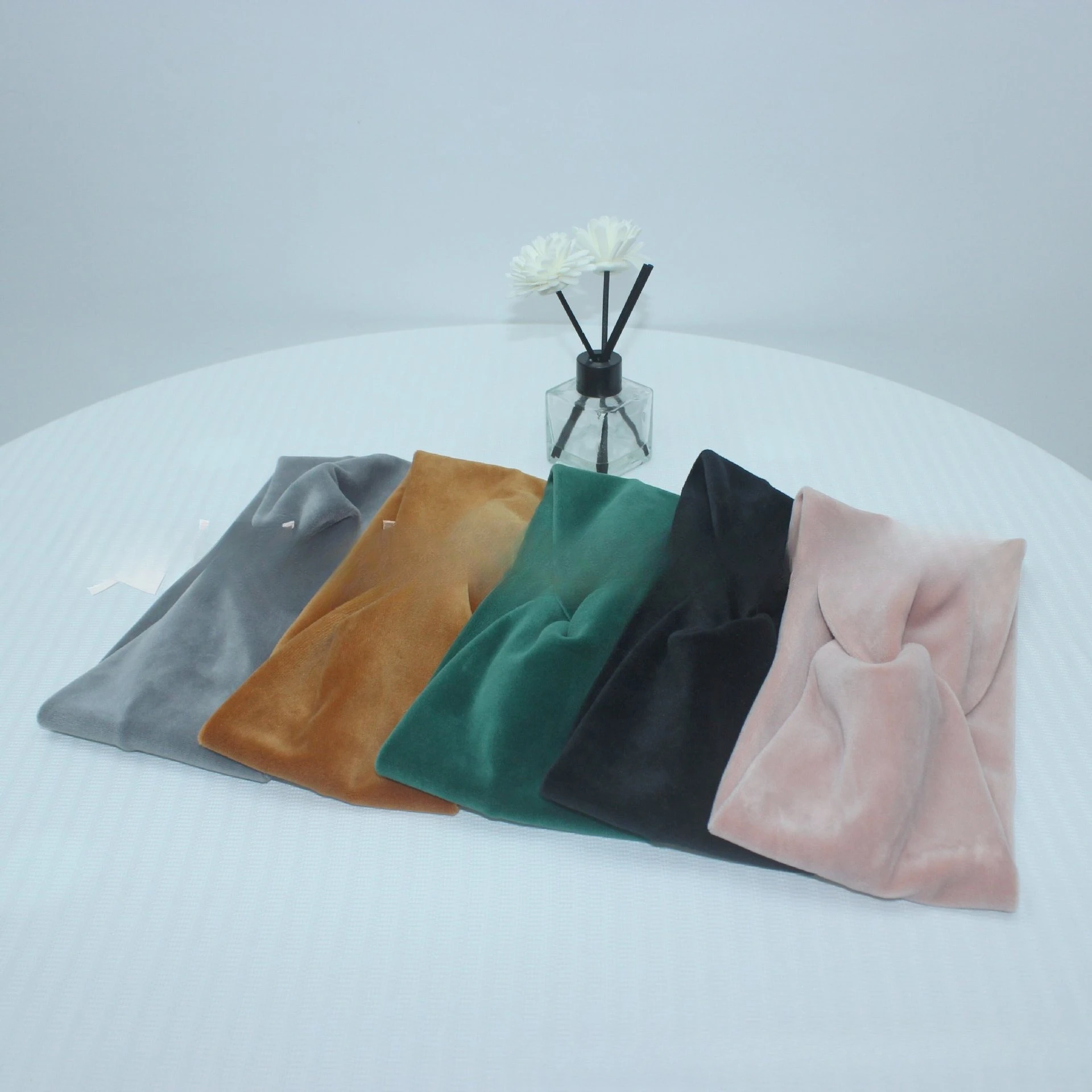 

Элегантная повязка на голову в стиле ретро с галстуком-бабочкой из высококачественной ткани, приятная для кожи, уникальный крестовый дизайн.