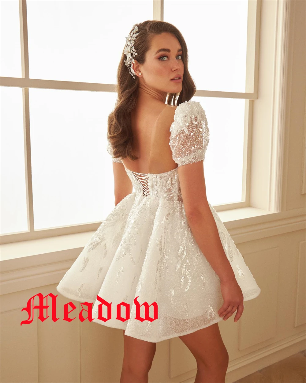 맞춤형 절묘한 화이트 Organza 스퀘어 칼라 짧은 소매 웨딩 드레스 우아한 코트 트레인 스팽글 백리스 신부 가운