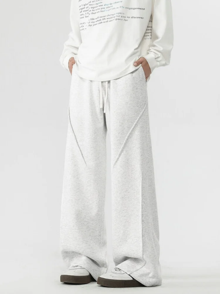 

Мужские спортивные брюки для весны и осени, американский стиль, плотные спортивные штаны, дизайн с складками, слегка расклешенные брюки-«нож», драпированные, широкие...