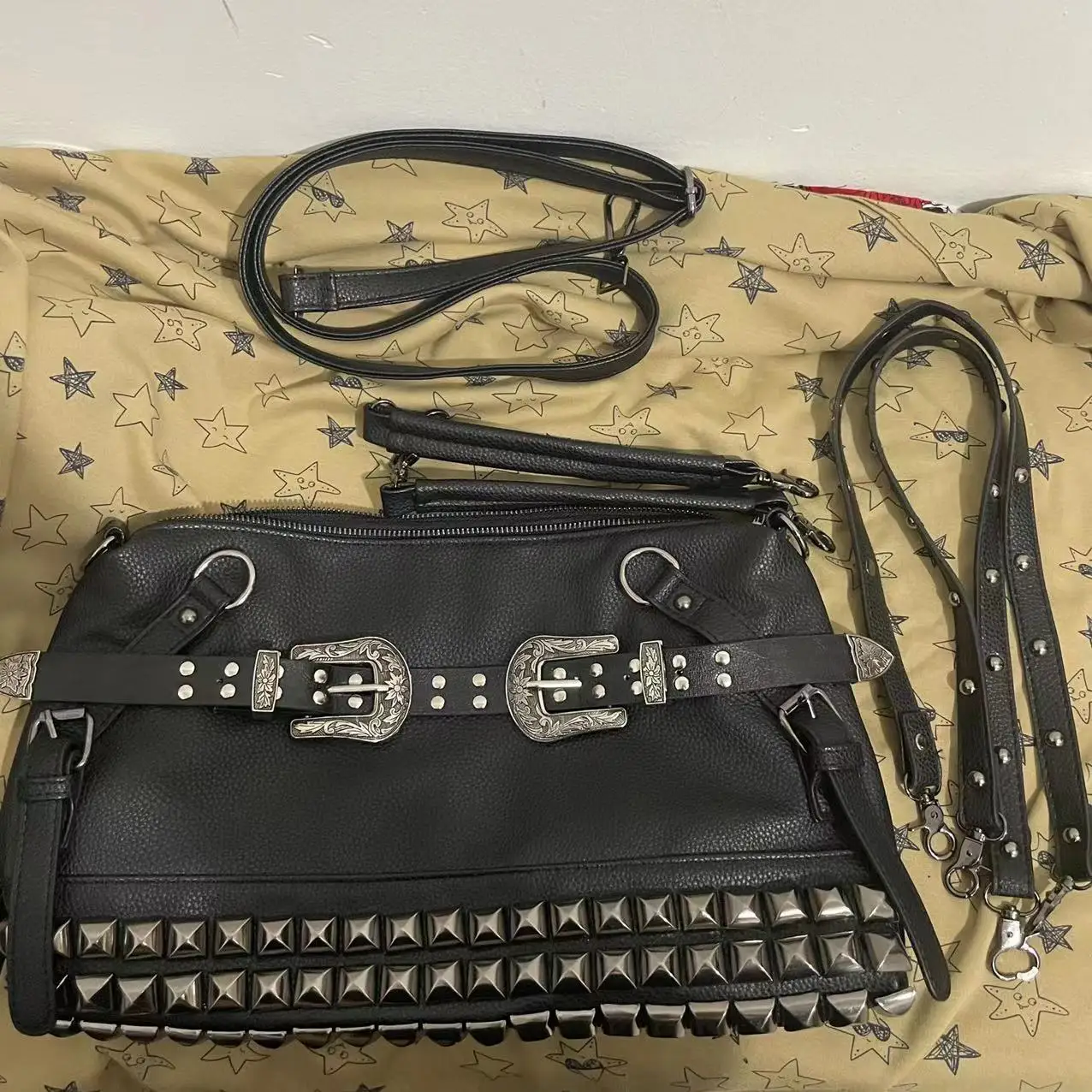 

Original Designer Brand Carving Leather Buckle Bag Large Capacity Fashion Rivet Shoulder Handbag Punk Bags for Women