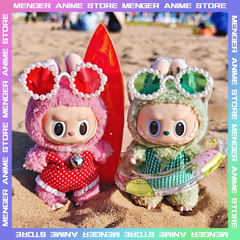 

(Только одежда для Labubu) Летний пляжный комплект Сексуальный красный, синий горошек, зеленый клетчатый купальник-бикини, кольцо для плавания, аксессуары для доски для серфинга