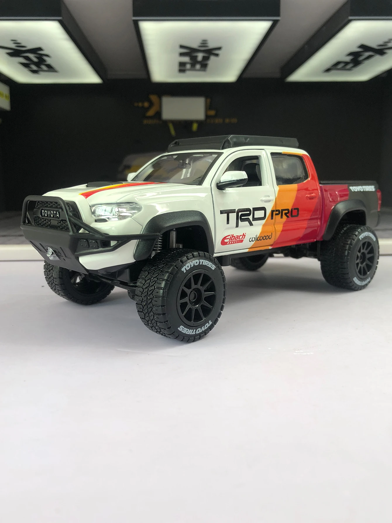 

Модель автомобиля Maisto 1:27 из цинкового сплава, имитация Toyota Tacoma TRD PRO 2023 года, статическая модель, металлический коллекционный подарок.