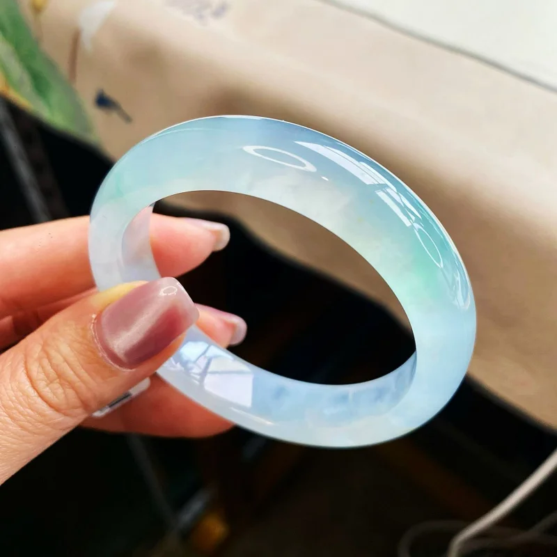 ميانمار امرأة نوع ضوء القمر الأبيض الأزرق الجاديت سوار اليشم مع شهادة