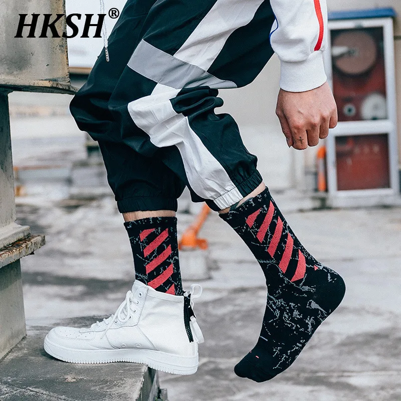 

HKSH Summer New Trend Socks Men's High Street Hip Hop Ins Tide Dark Skateboarding High Tube Basketball Sock Women Fashion HK2125