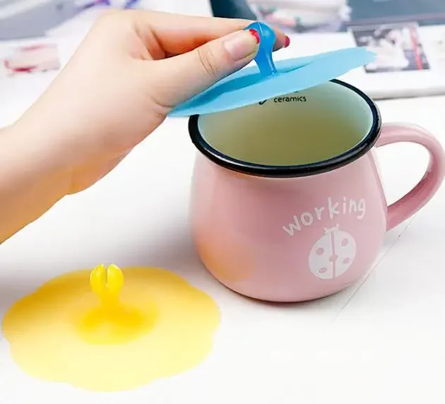 

1PC Silicone Cup Lids Fashionable Creative Cup Cover Heat-resistant Cute Safe Healthy Thermal Insulation Seal Cups Lids QA 007