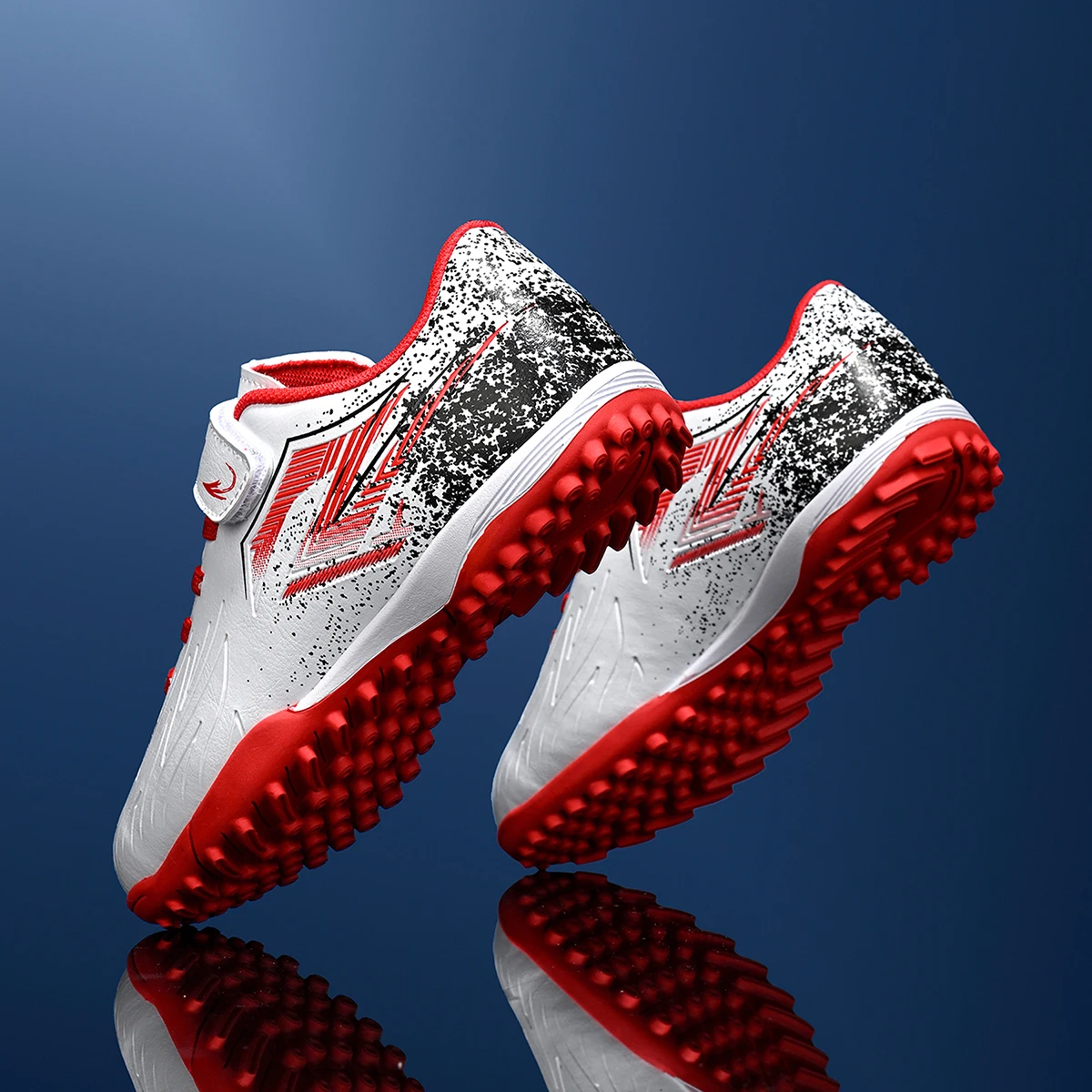 Men's TF football shoes made of PU breathable fabric, rubber studs, anti slip and wear-resistant artificial turf for training
