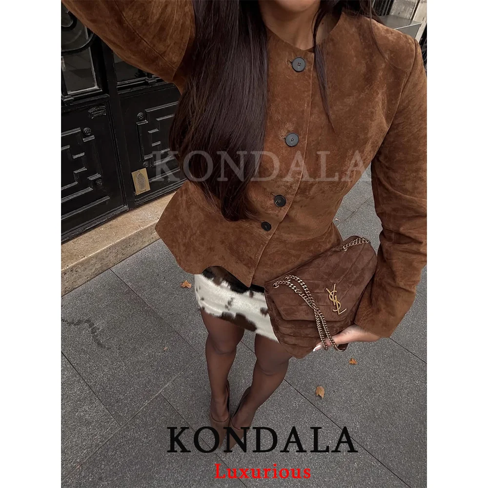 KONDALA سترات نسائية من جلد الغزال ملابس الشارع الشهير بياقة دائرية وأزرار وأكمام طويلة سترات قصيرة موضة خريف وشتاء 2025 ملابس خارجية غير رسمية