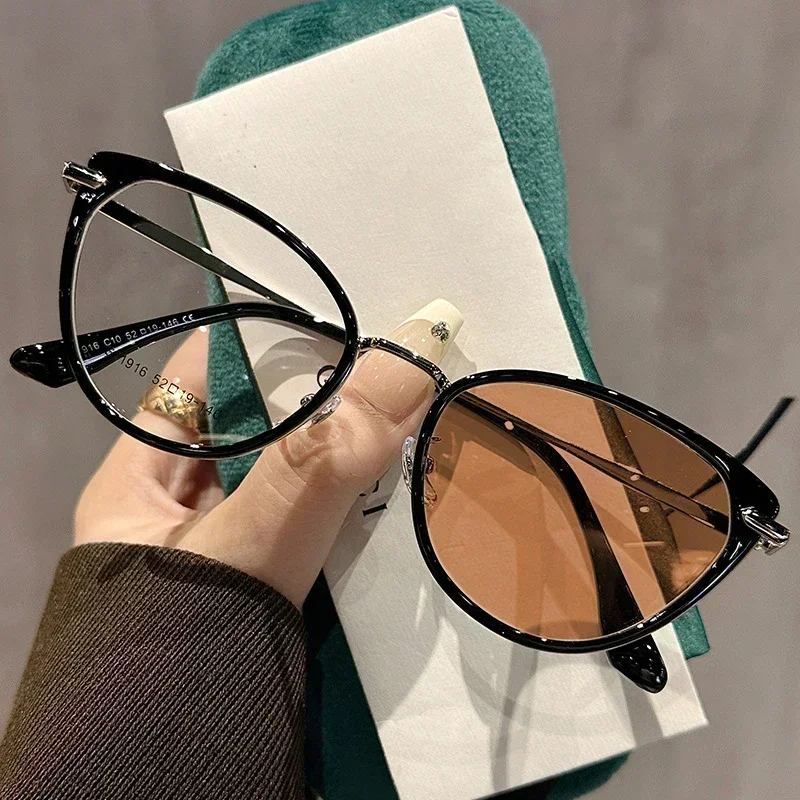 Cat Eye Photochromic Glasses Myopia Glasses for Women Indoor Outdoor Color Changing Sunglasses Ladies Near Sight Eyeglasses