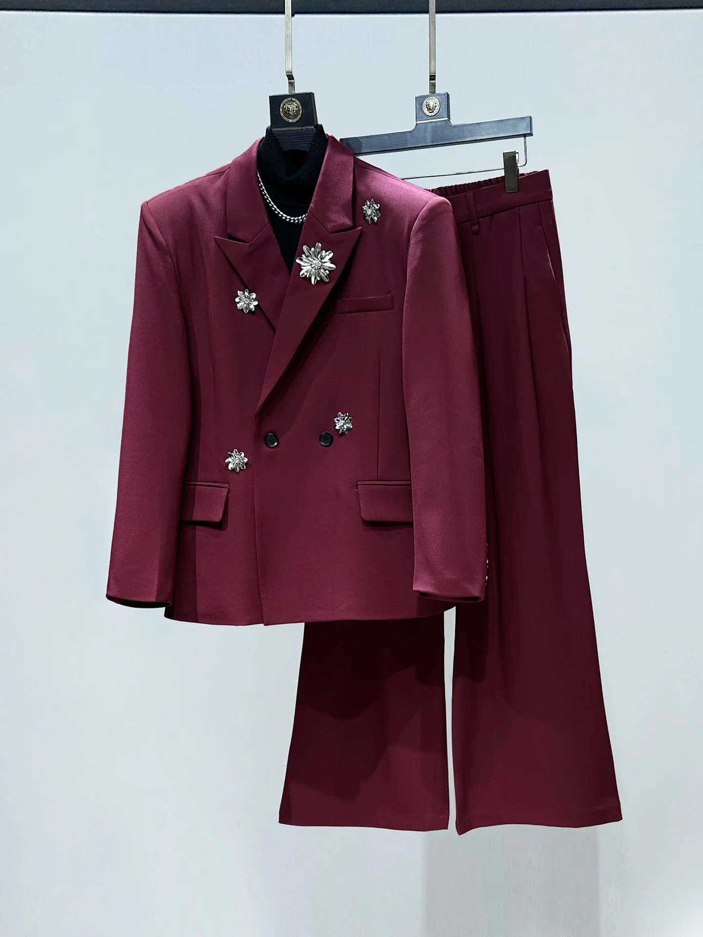 

Красный мужской костюм: пиджак и брюки с металлическим декором в виде цветка на груди, высококачественный корейский стильный комплект из двух предметов для молодежи