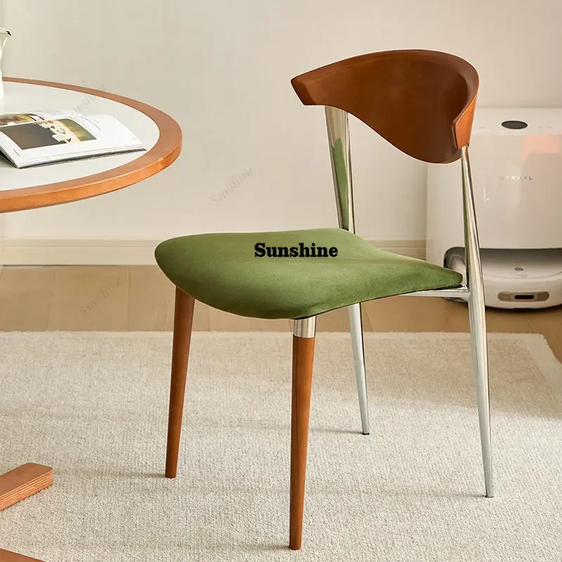 

Обеденный стол в современном стиле под средневековье из массива дерева с комплектом стульев с высокой спинкой FT