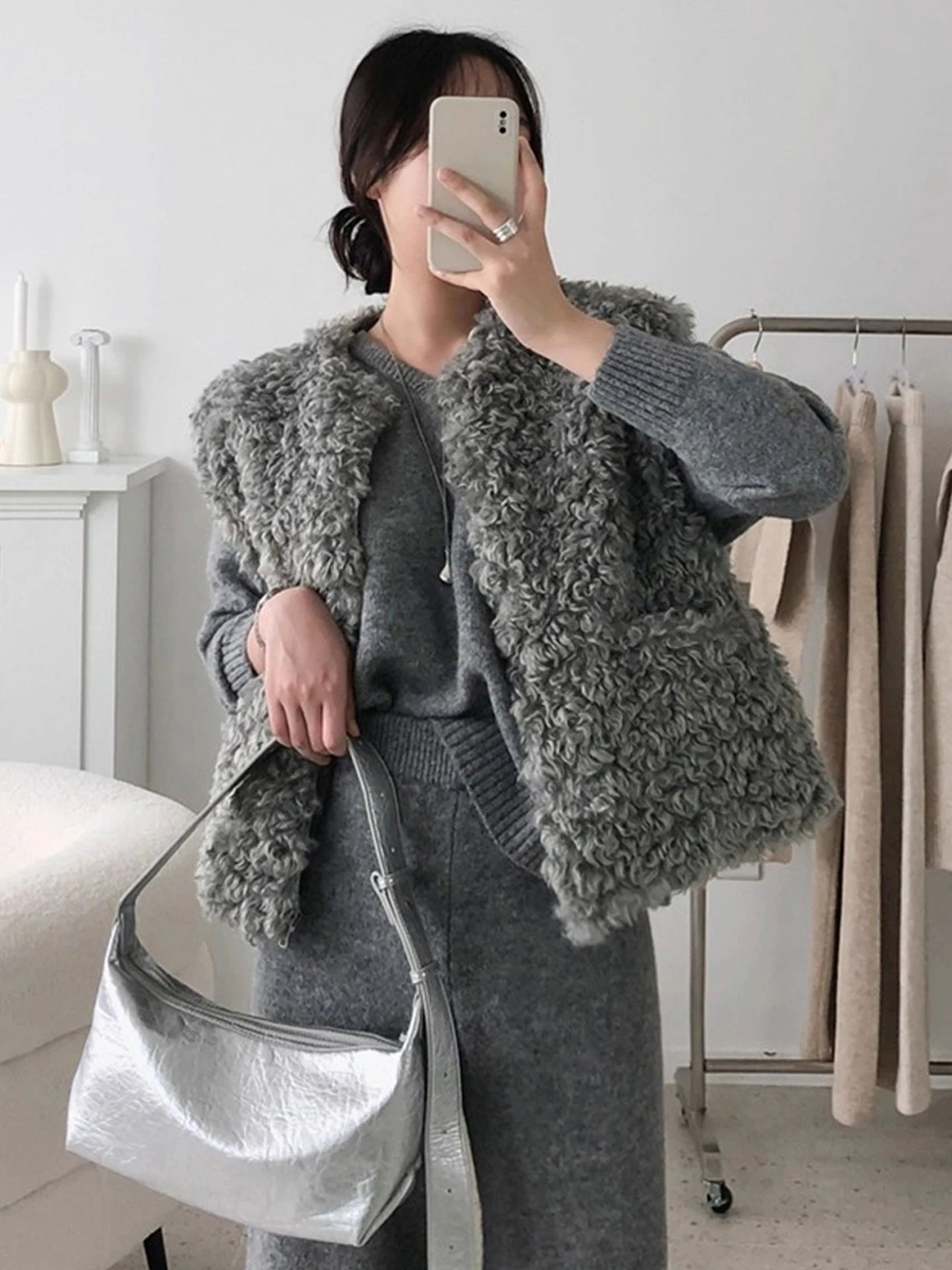 

Autumn Winter Women's Thickened Plush Vest Coat New Retro Round Faux Fur Loose Pocket Top Versatile Sleeveless Waistcoat