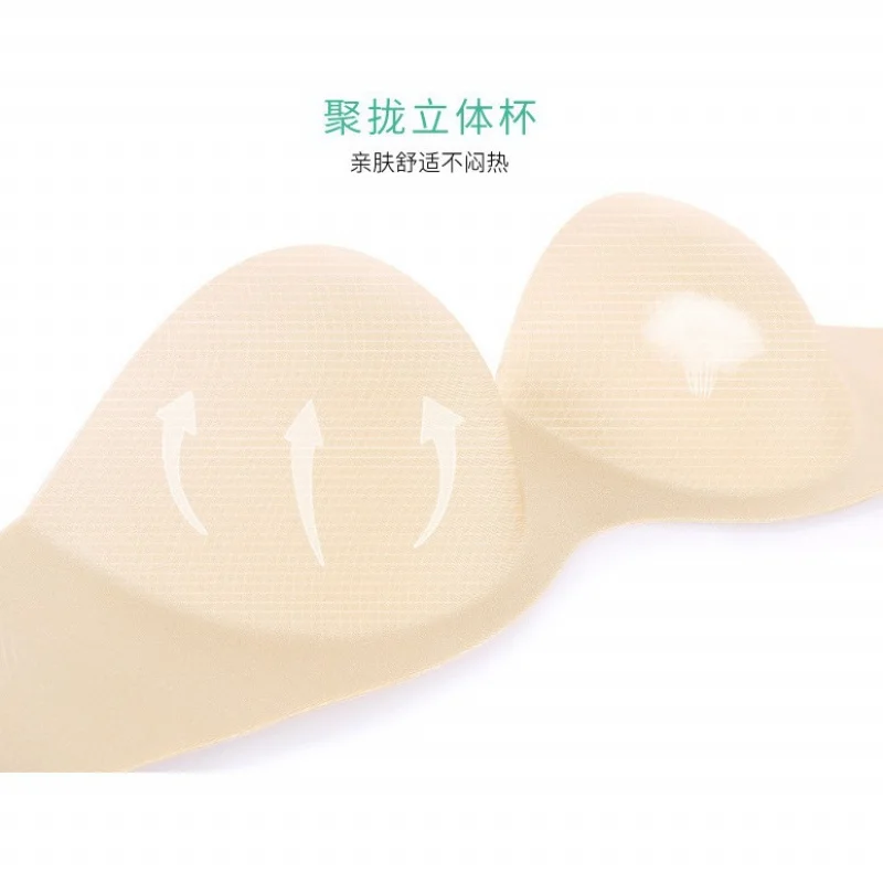 여성의 작은 가슴이 모여 여름에 큰 구름 같은 가슴을 보여주고, 처진 소녀를 방지하기 위해 강철 반지가 없습니다.