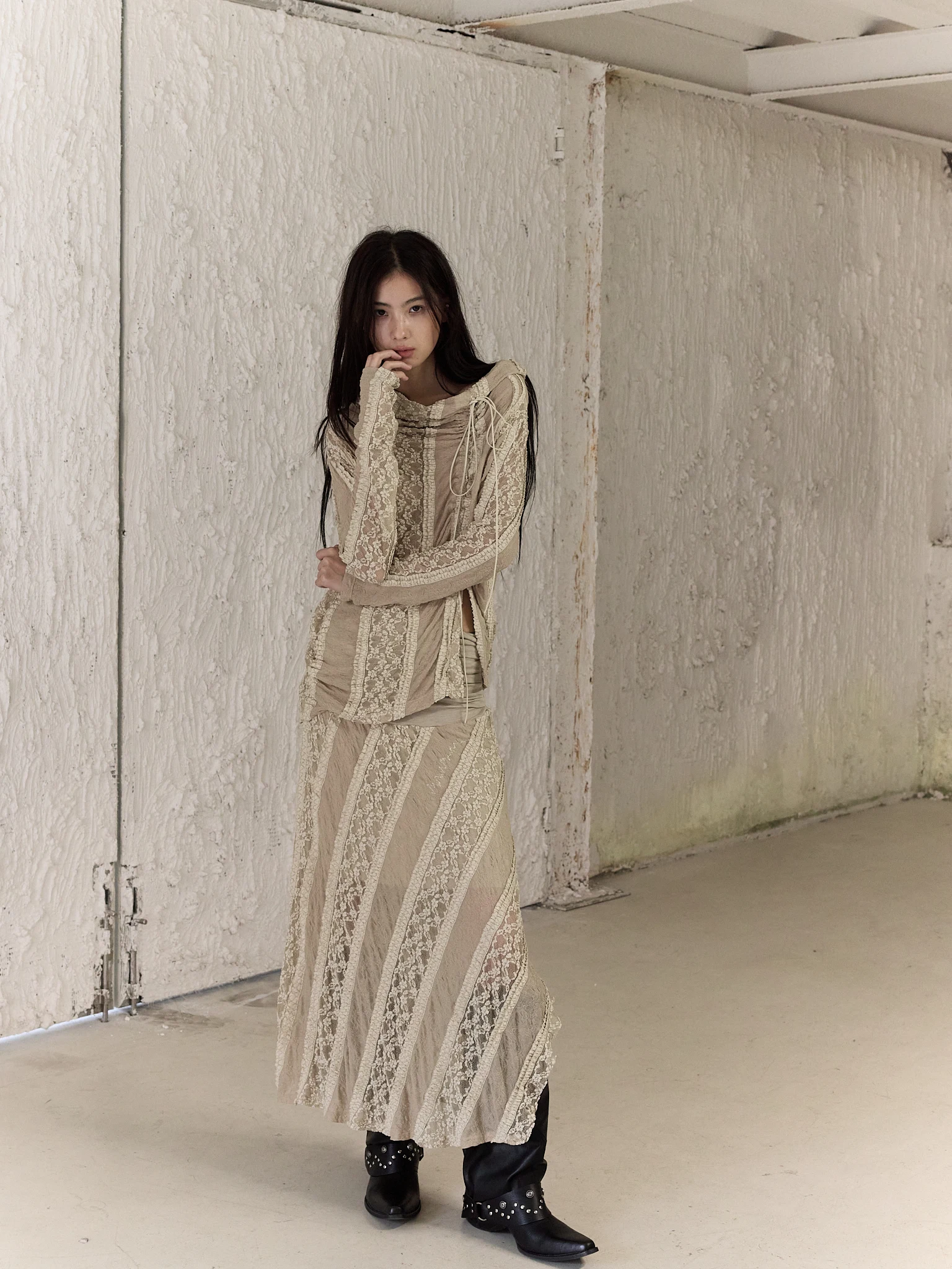 

Комплект: вязаный топ с длинными рукавами и кружевной отделкой, асимметричная юбка миди с завязками на плечах, оригинальный дизайн от Chang...