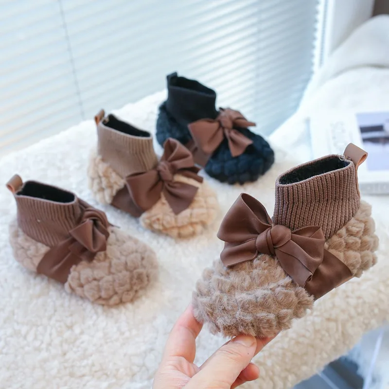 

Детская плюшевая обувь с большими бантами, носки для девочек, замшевые теплые ботинки на зиму 2025, новые детские туфли на плоской подошве, универсальная нескользящая подошва на мягкой подошве