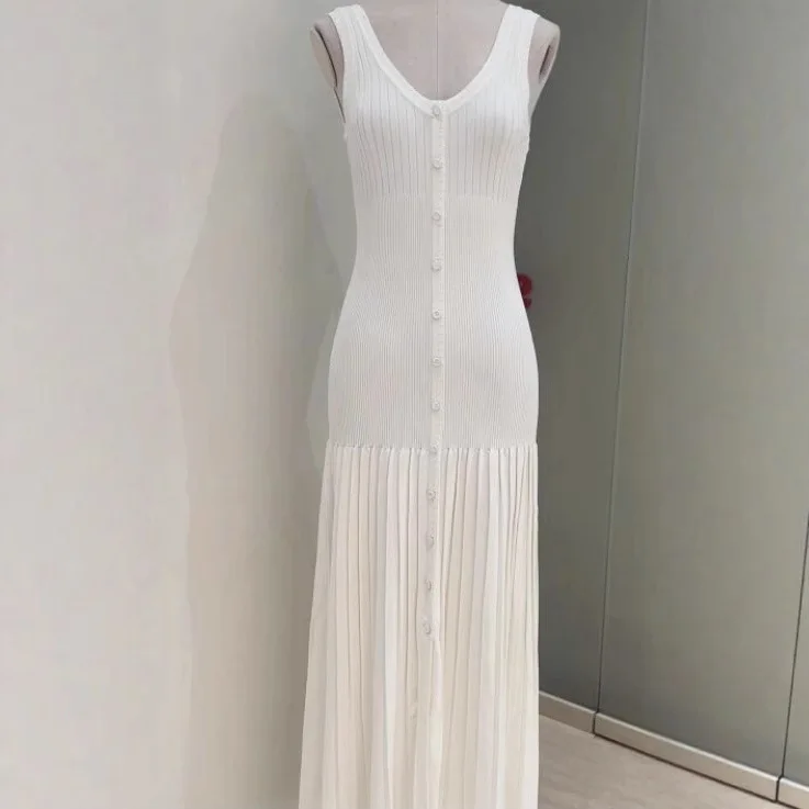

2025 women's new white knitted dress V-neck sleeveless pleated slim fit midi robe