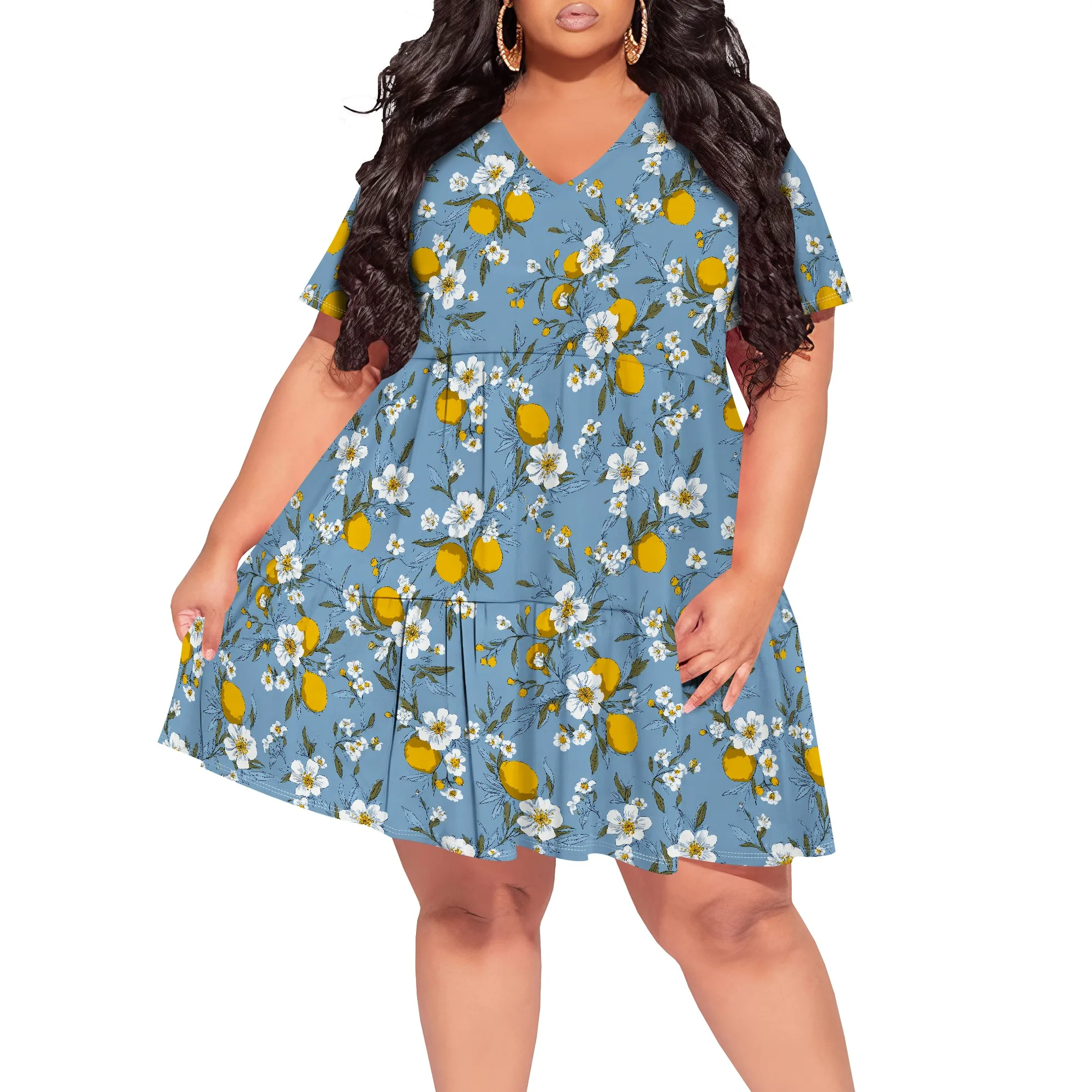 فستان نسائي قصير بمقاس كبير ورقبة على شكل V وأكمام قصيرة وحاشية مكشكشة على شكل حرف A