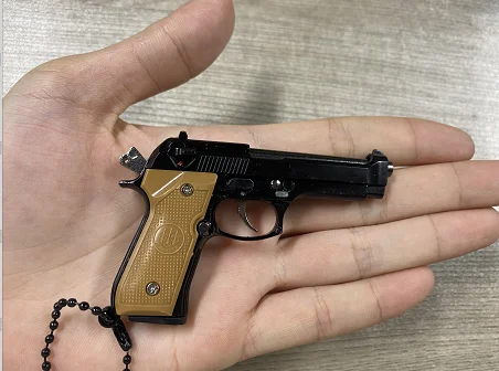 Modelo en miniatura de pistola de Metal para niños, llavero de Bereta 92F 1:3, colgante artesanal, regalo de cumpleaños, juguetes antiestrés