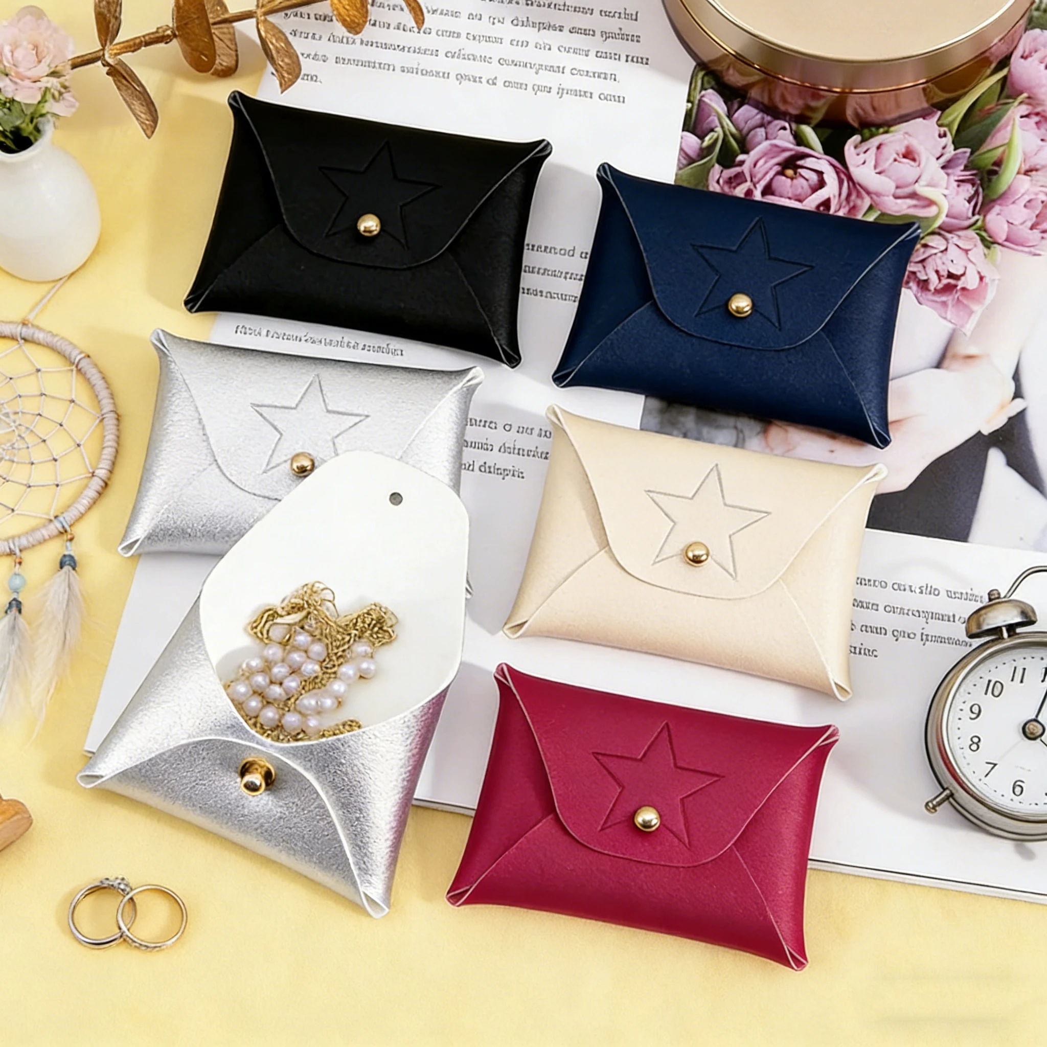 

Набор из 50/100 мягких мешочков из искусственной кожи с индивидуальным логотипом для ожерелий, серег, пуговиц, 7x5 см, для ювелирных изделий, колец, монет, подарочные маленькие сумочки-коробочки