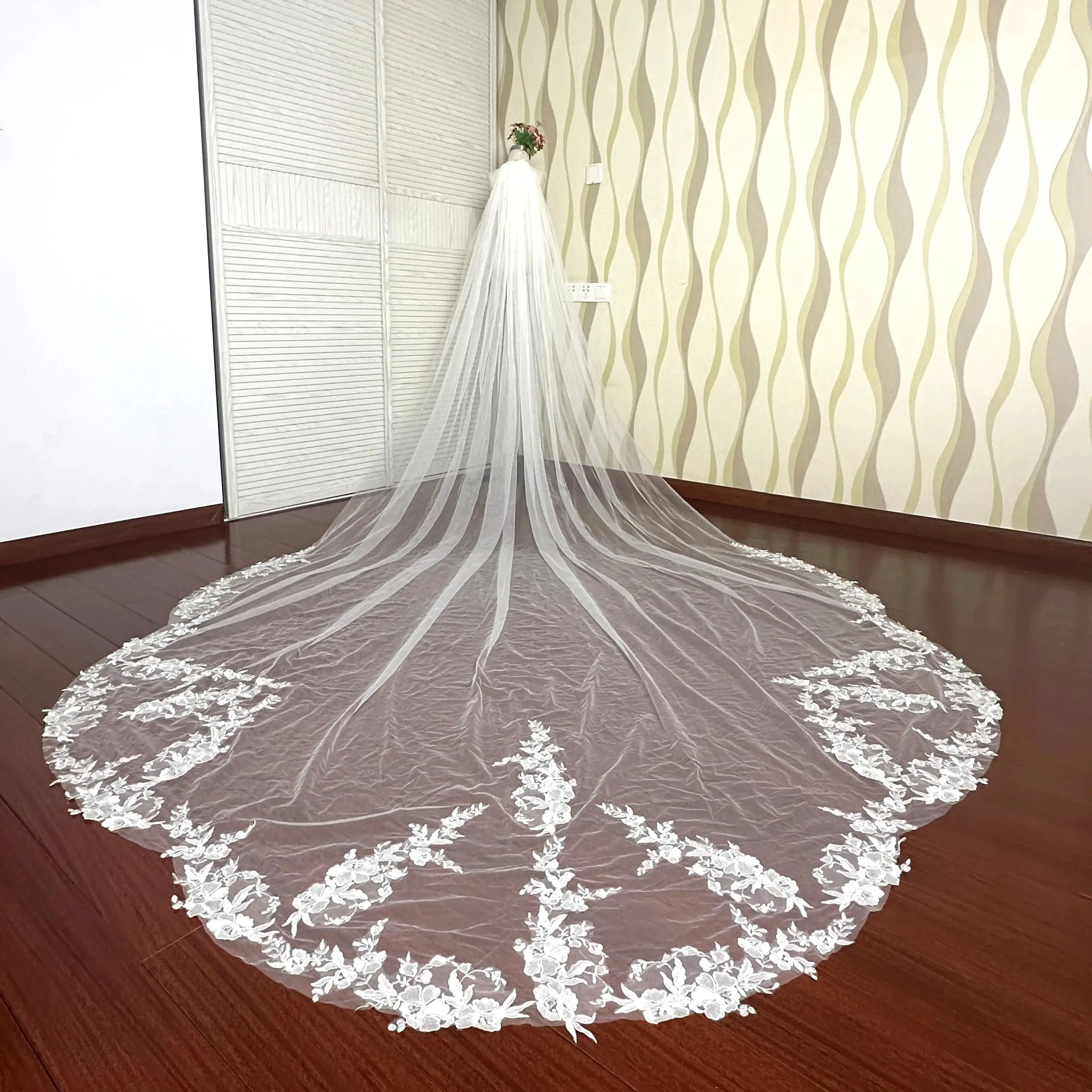 

Real Photos Scalloped Edge Lace Long Wedding Veil with Comb 3.5 Meters 1 Tier Bridal Veil Wedding Accessories