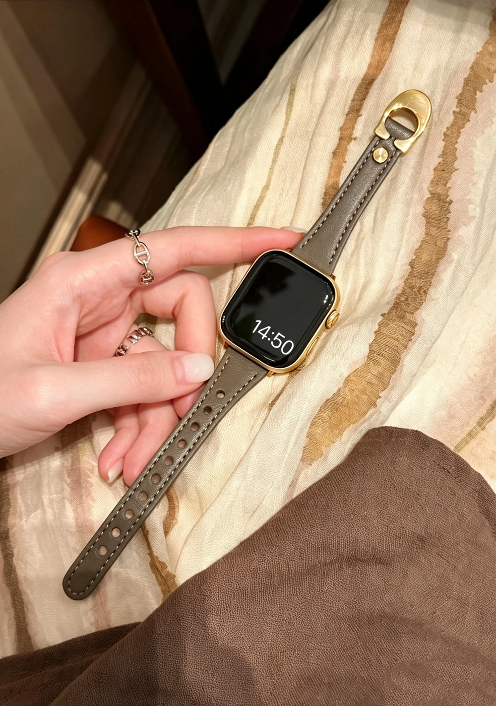 Modisches Leder-Schlaufenarmband für Apple Watch, Damen, 44mm 40 45 41 49 42 38 Serie 11 10 9 8 SE 7 6 5 4 3 – Detail 3