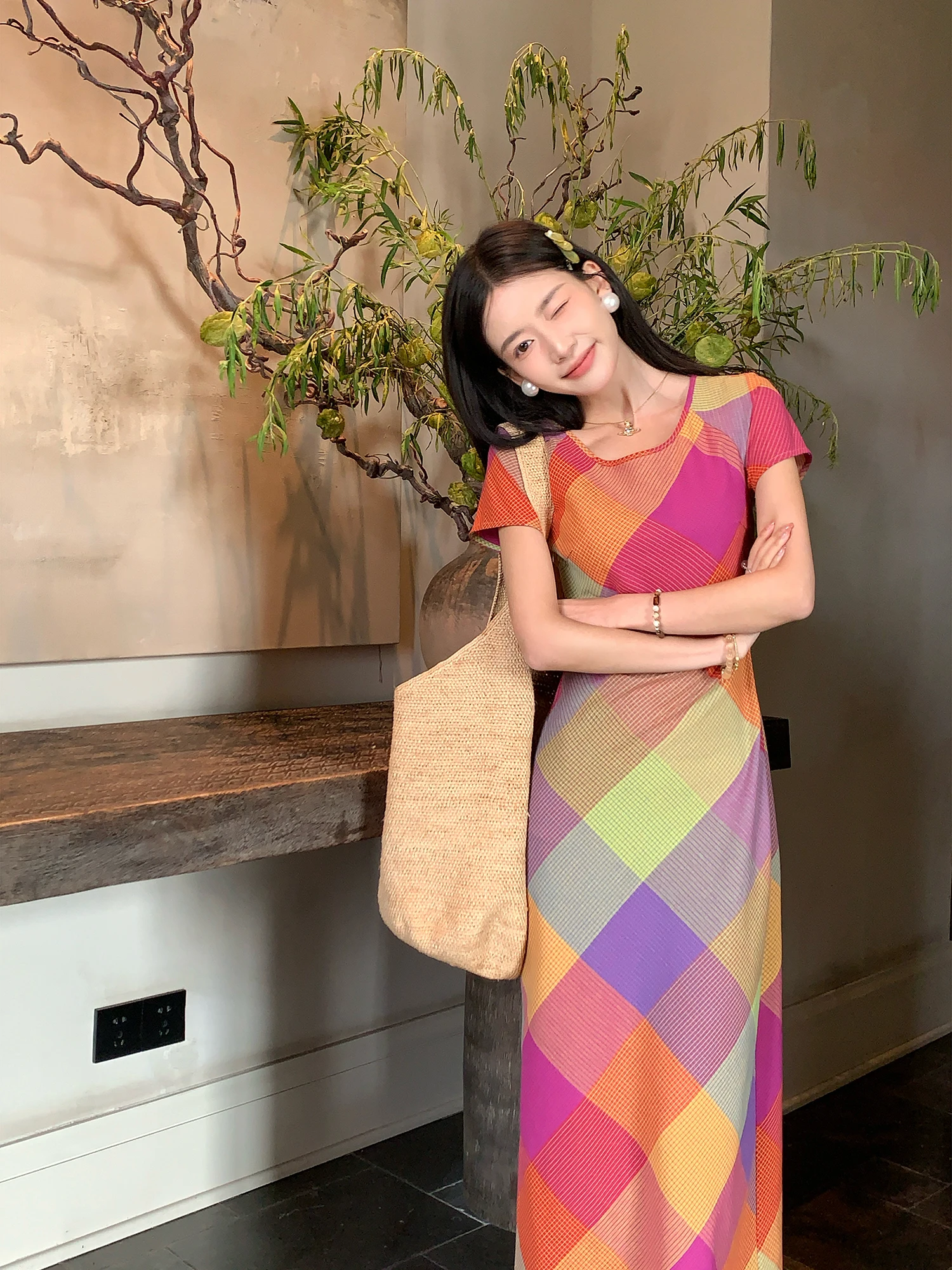 

Летнее легкое женское платье с цветным радужным клетчатым узором, с завышенной талией, стройнящее, модное