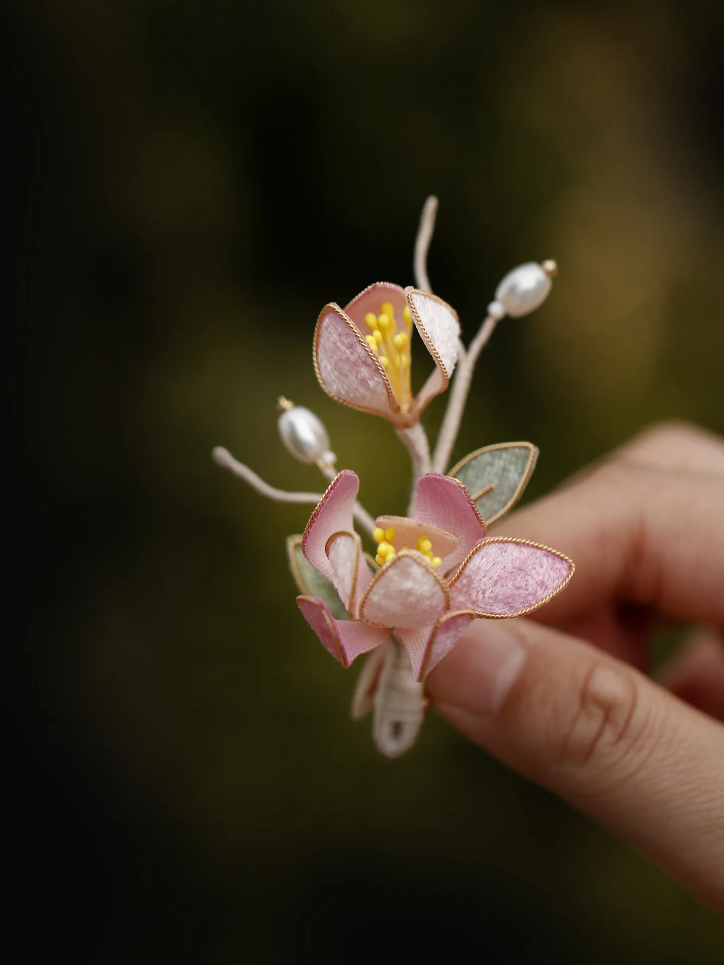 Handmade Chinese Style Pink Magnolia Fabric Flower Brooch Faux Pearl Elegant Pin For Women Hanfu Cheongsam Xiuhe Coat Accessory
