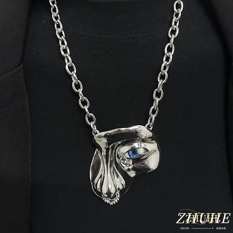

The Half-face Pendant Necklace With A Retro Style Is A Jewelry Accessory And Party Gift For Both Men And Women