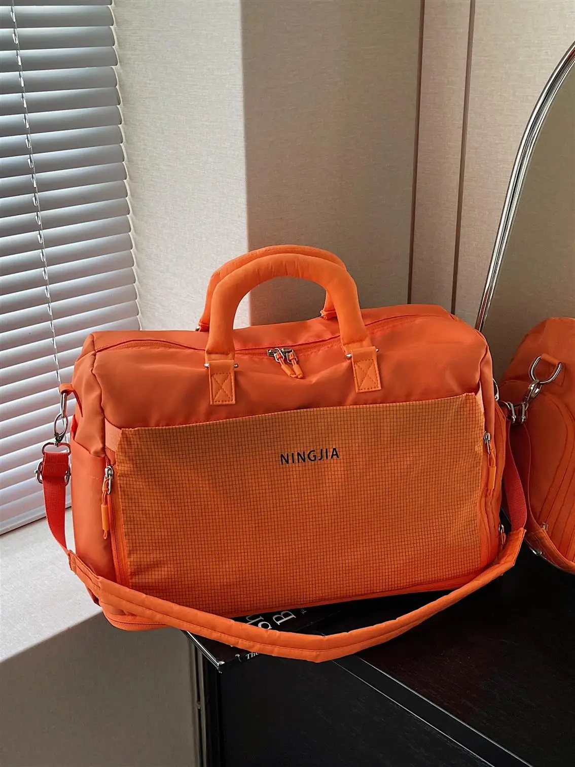 large-capacity-portable-travel-bag-women's-fitness-bag-lightweight-maternity-storage-bag-nylon-material-fashionable-trendy
