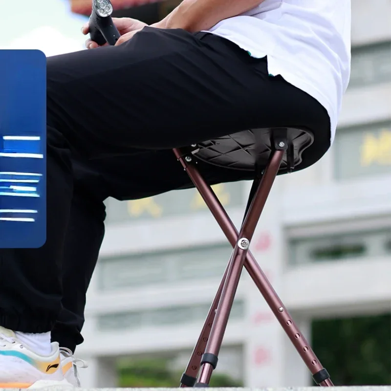 

The crutches for the elderly are three-legged, and the crutches can be used for two purposes, and they can sit on crutches