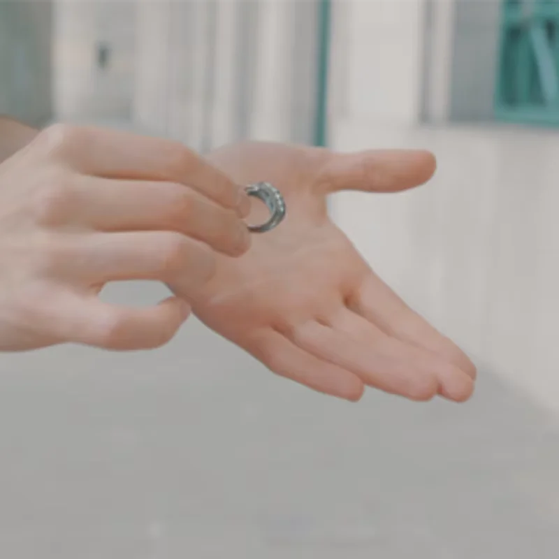 

CYCLIC RING (Gimmicks) by Rodrigo Romano Magic Tricks Stage Street Prop Borrowed Ring Travel inside Jewelry Bag Magia Magician
