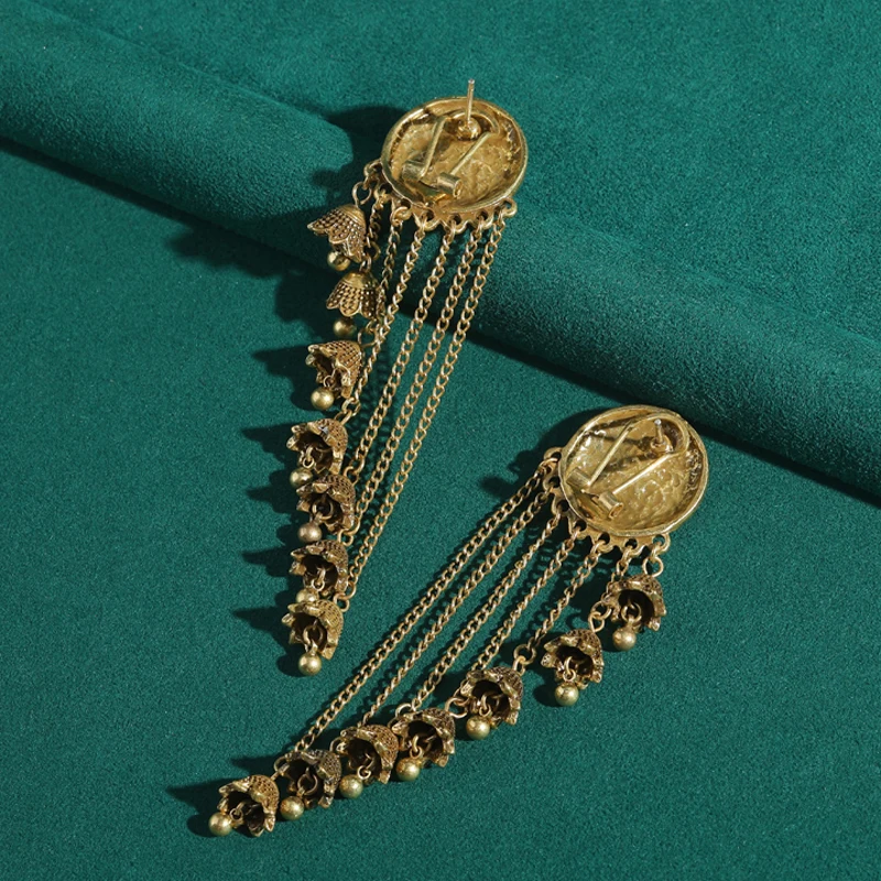 ต่างหูขนาดใหญ่ สไตล์วินเทจ ประดับคริสตัลสีน้ำเงินรูปดอกไม้ พร้อมพู่ห้อย ดีไซน์หรูหรา แบรนด์ดีไซเนอร์ สีทอง เหมาะสำหรับงานแต่งงาน งานปาร์ตี้ รุ่นใหม่ ปี 2025