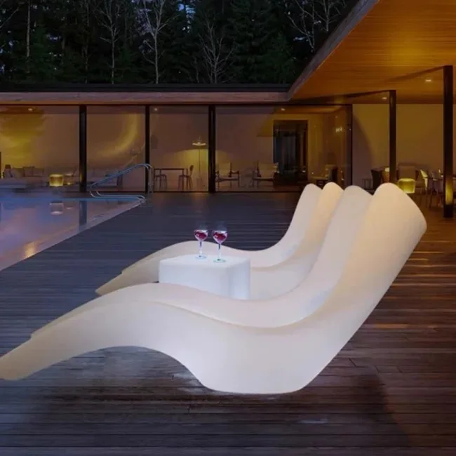 أثاث بار الحديقة الخارجية كرسي حمام سباحة بلاستيكي للشاطئ مع ضوء LED 16 لونًا كراسي استلقاء للتشمس