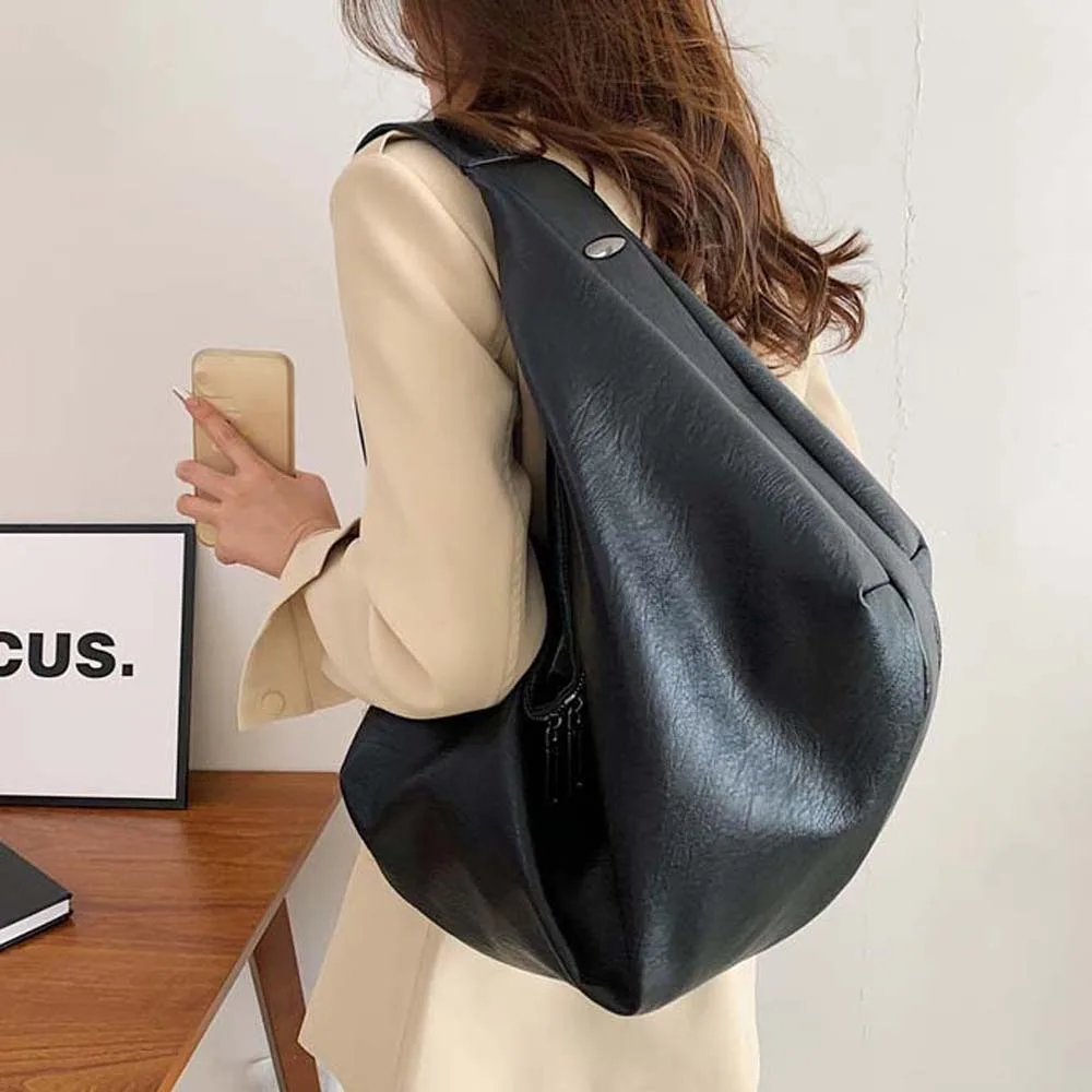 

Casual PU Dumpling Bag Retro Soft Large Capacity Underarm Bag Polyester Anti-splash Water Versatile Commuting Handbag Travel