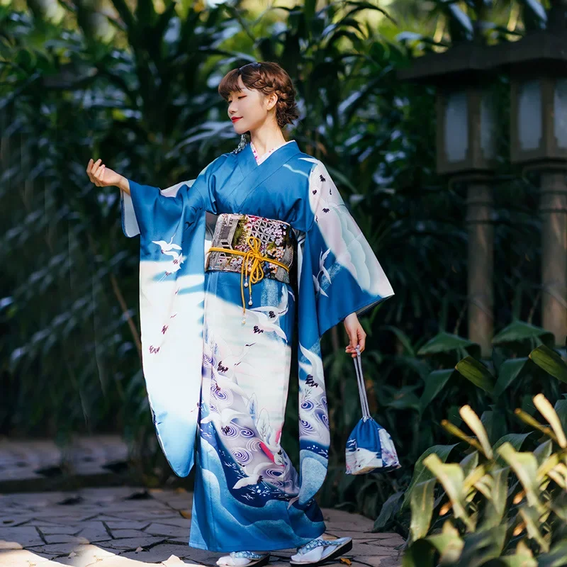 Traje de fotografía de fiesta de Cosplay de Geisha con estampado de grulla de Kimono largo Formal azul para mujer, ropa tradicional japonesa, vestido de moda