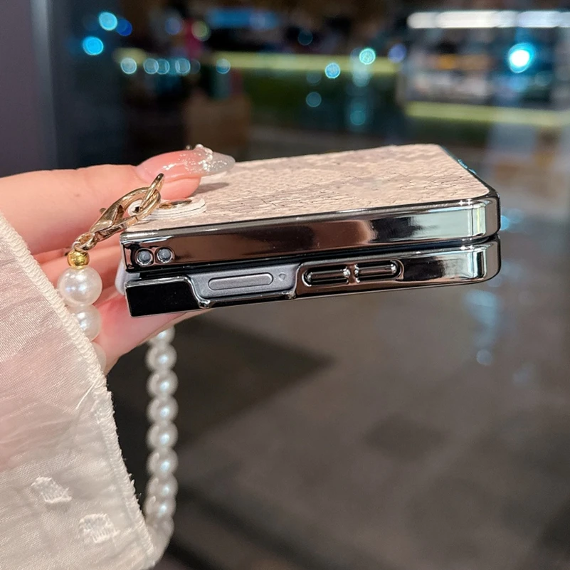 Custodia in pelle PU serpente placcatura di lusso per Samsung Galaxy Z Flip 7 FE 6 5 4 3 Flip7 Custodia per telefono con catena a mano con braccialetto di perle carino