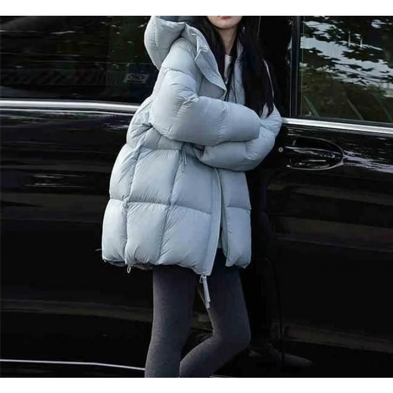 Piumino di media lunghezza da donna 2025 Cappotto invernale con cappuccio oversize ispessito stile pane sciolto Capispalla caldo per pendolari Versatile