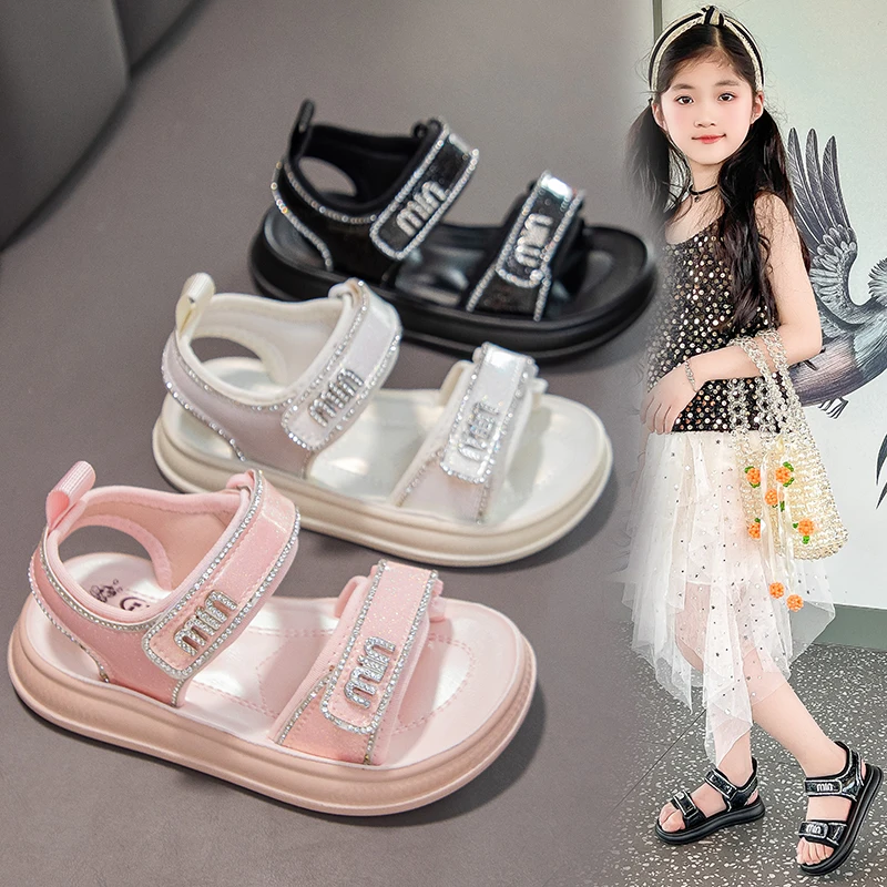

Новые модные сандалии для девочек, новинка лета 2024, пляжная обувь с пряжкой для девочек, повседневные сандалии принцессы с мягкой подошвой для средних детей