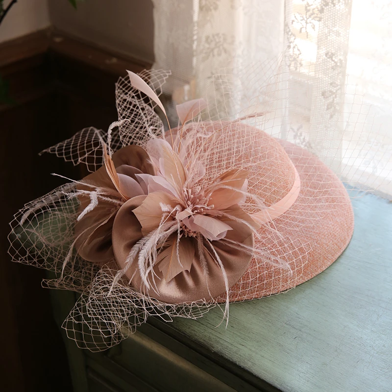Eleganckie damskie szykowne duże rondo Sinamay kwiatowy kapelusz z fascynatorem koktajlowe wesele kościelne nakrycia głowy nakrycia głowy akcesoria do włosów