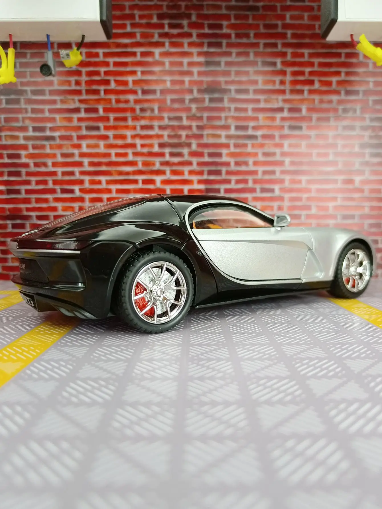 1:24 Super-running alloy car model The car doors, hood, and trunk can be opened  can be given as a birthday gift to friends