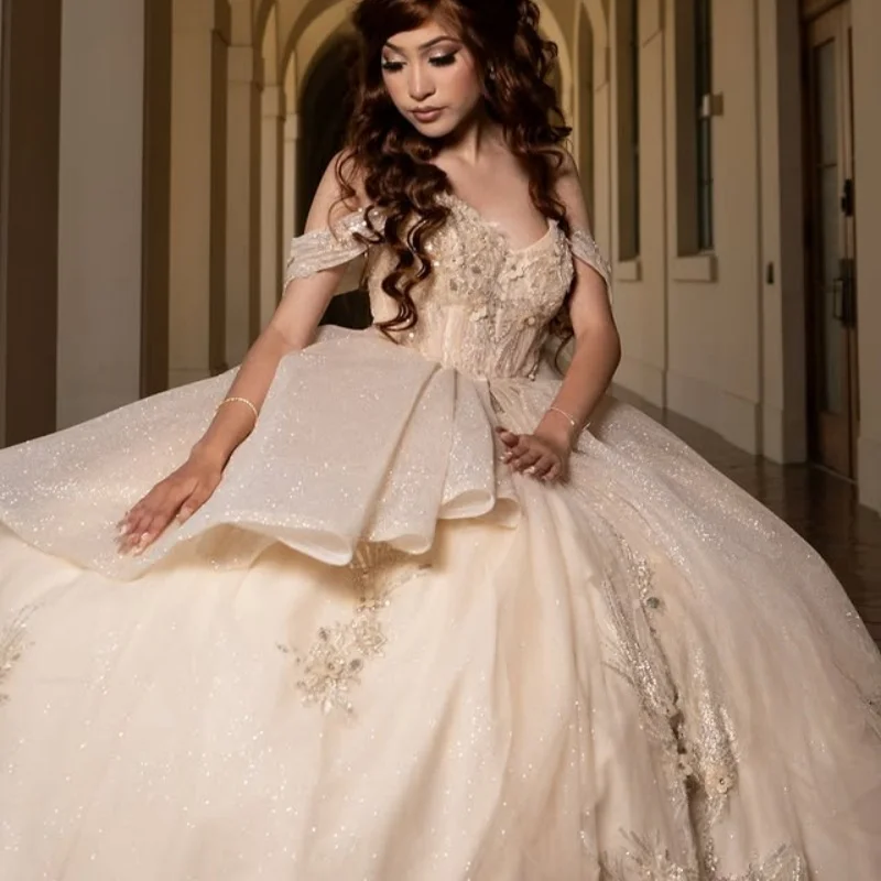

Светлое платье Quinceanera цвета шампанского с открытыми плечами и бусинами, кружевное многослойное блестящее платье с бантом, платья de 15, Quinceanera ﻿ Индивидуальный