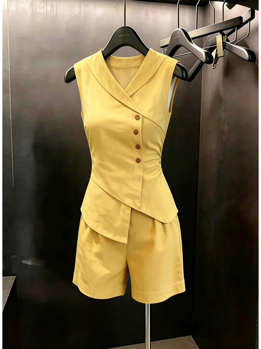 

Stunning Minimalist Yellow V-Neck Sleeveless Vest And Shorts Set Irregular Fashionable Women's Summer Outfit High Waist Cotton