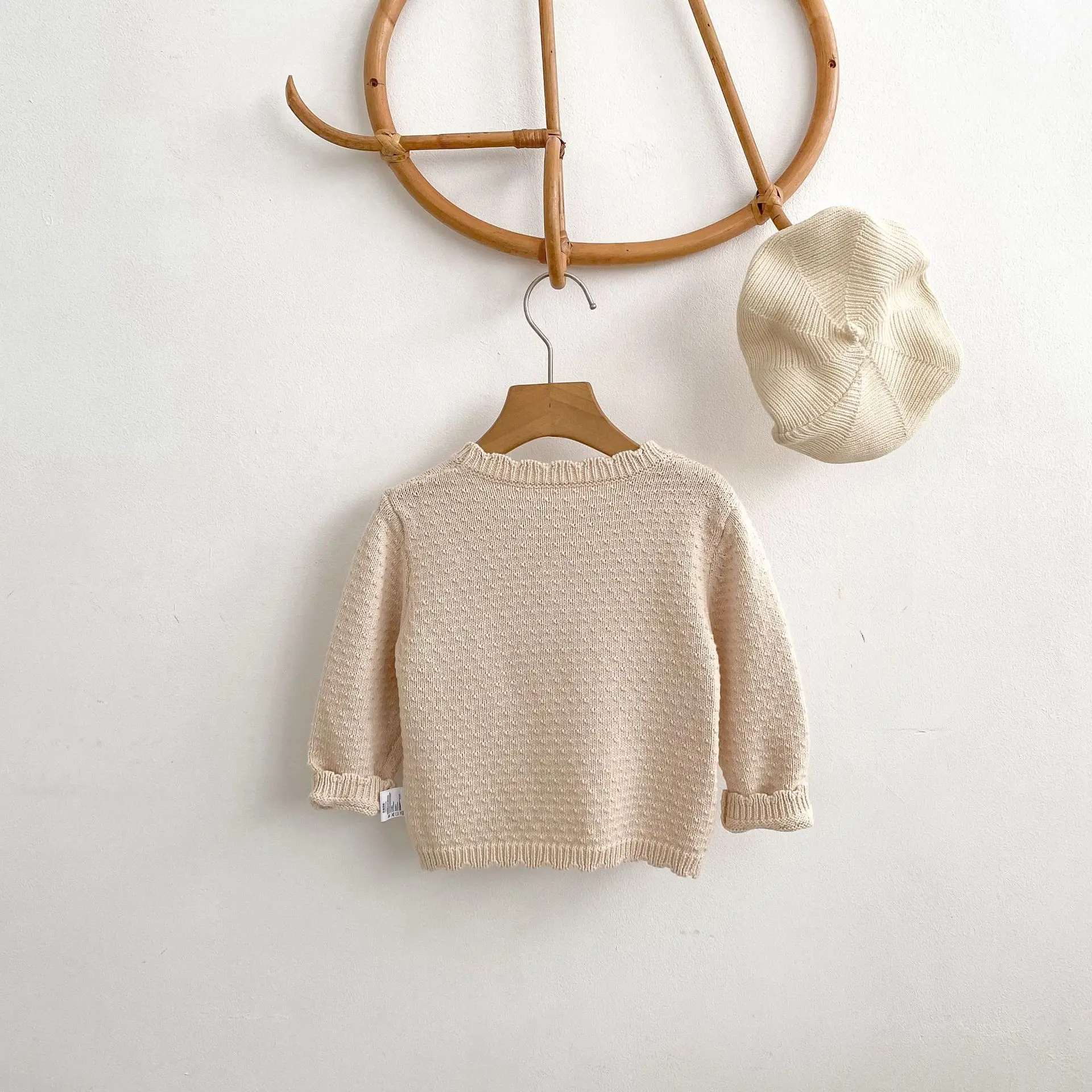 Small flower knitted long sleeved top for baby girls, autumn and winter new loose pullover sweater
